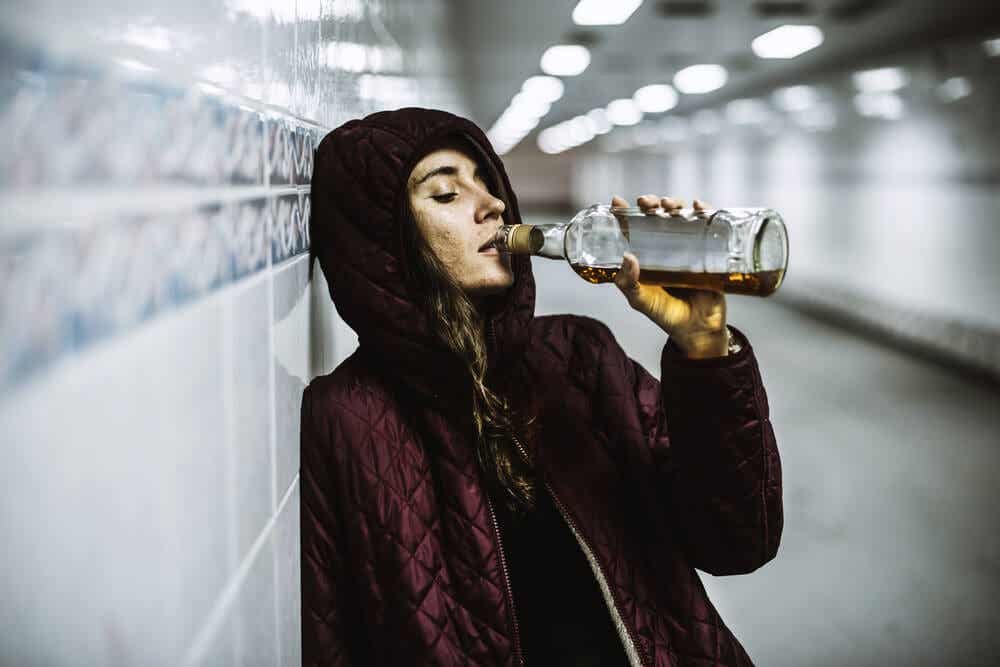 Mujer bebiendo alcohol de una botella