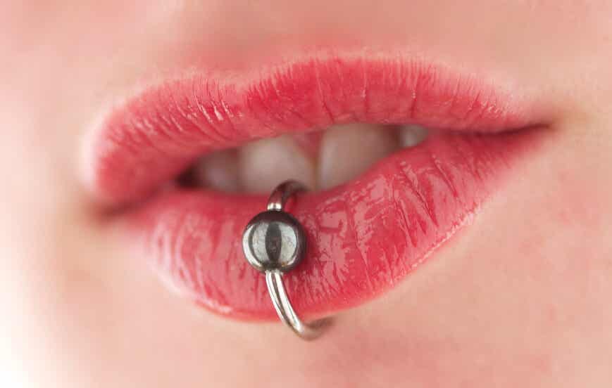 Piercing en la boca causa labios hinchados.