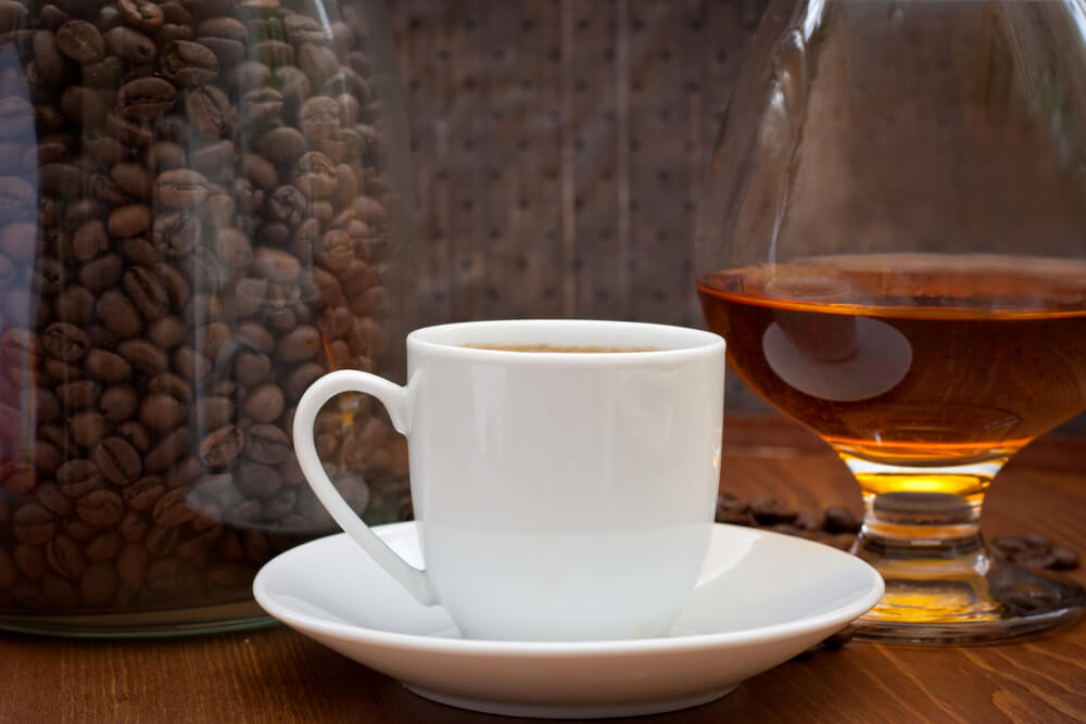 Regula la cantidad de alcohol y café que consumes para sobrellevar mejor la menopausia.