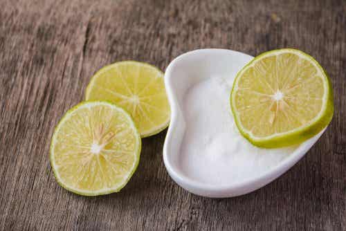 Sal y limón para limpiar los dientes