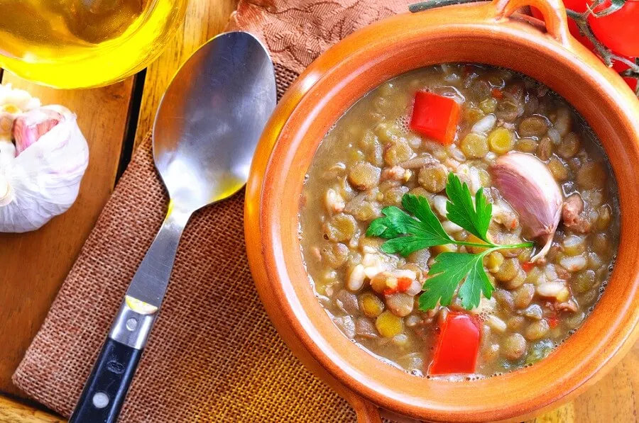 Sopa de lentejas, kale y camote