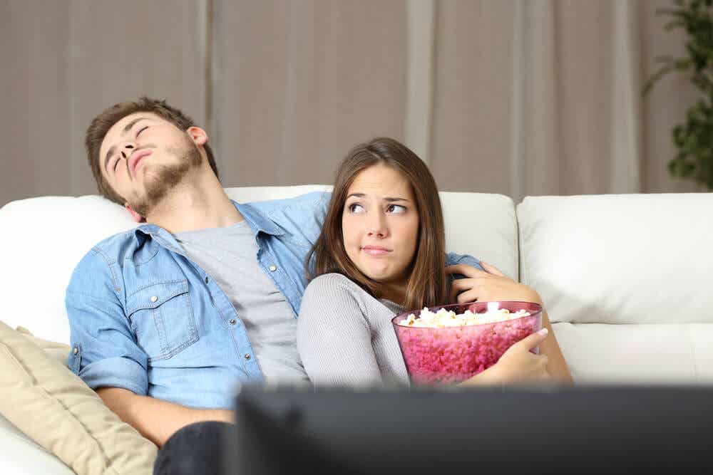 Problemas del sueño: quedarse dormido viendo la televisión