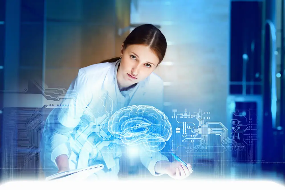 Científica observando una imagen del cerebro