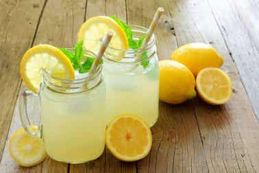 beber agua tibia con limón en ayunas
