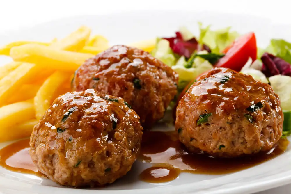 Putenfleischbällchen mit Pommes Frites und Salat