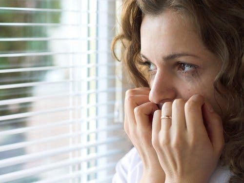 mujer representando cómo ayudar a alguien con ansiedad