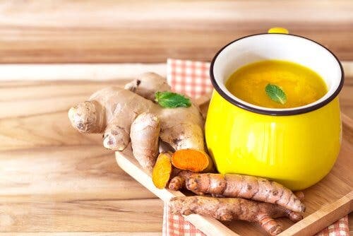 Bebida con cúrcuma y jengibre.