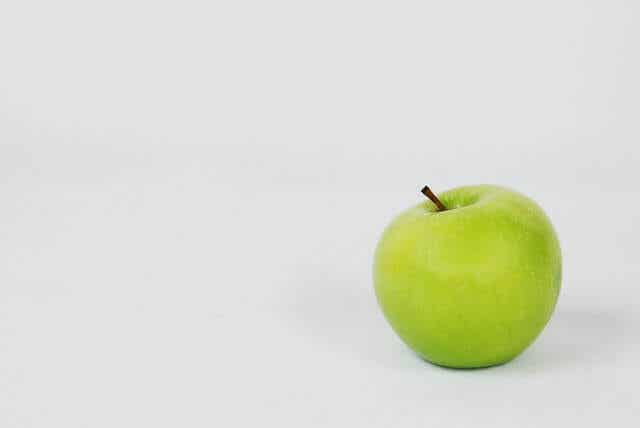 Benefici di mangiare una mela verde ogni giorno.
