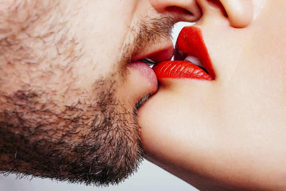 deinen Partner verführen - ein Mann und eine Frau küssen sich