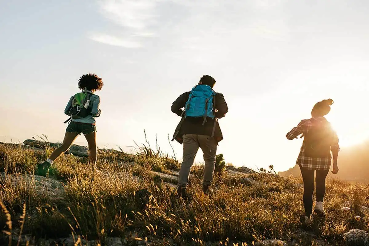 Glow up - Menschen beim Wandern