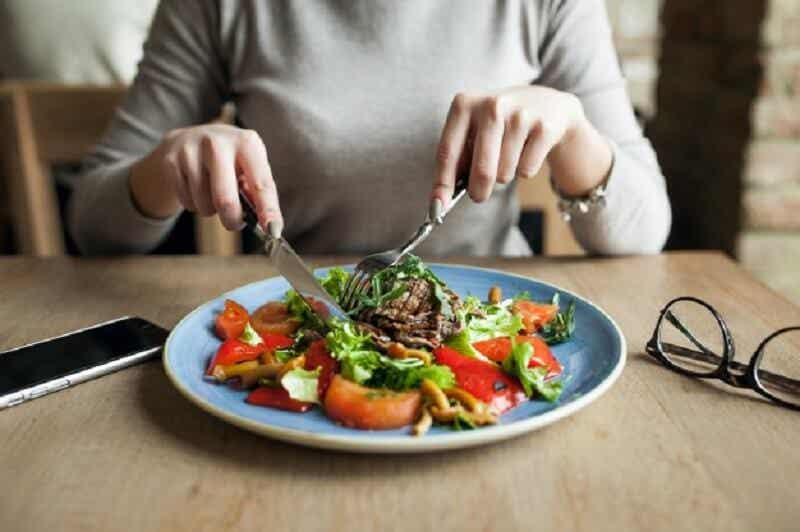 Mujer comiendo un plato bajo en calorías