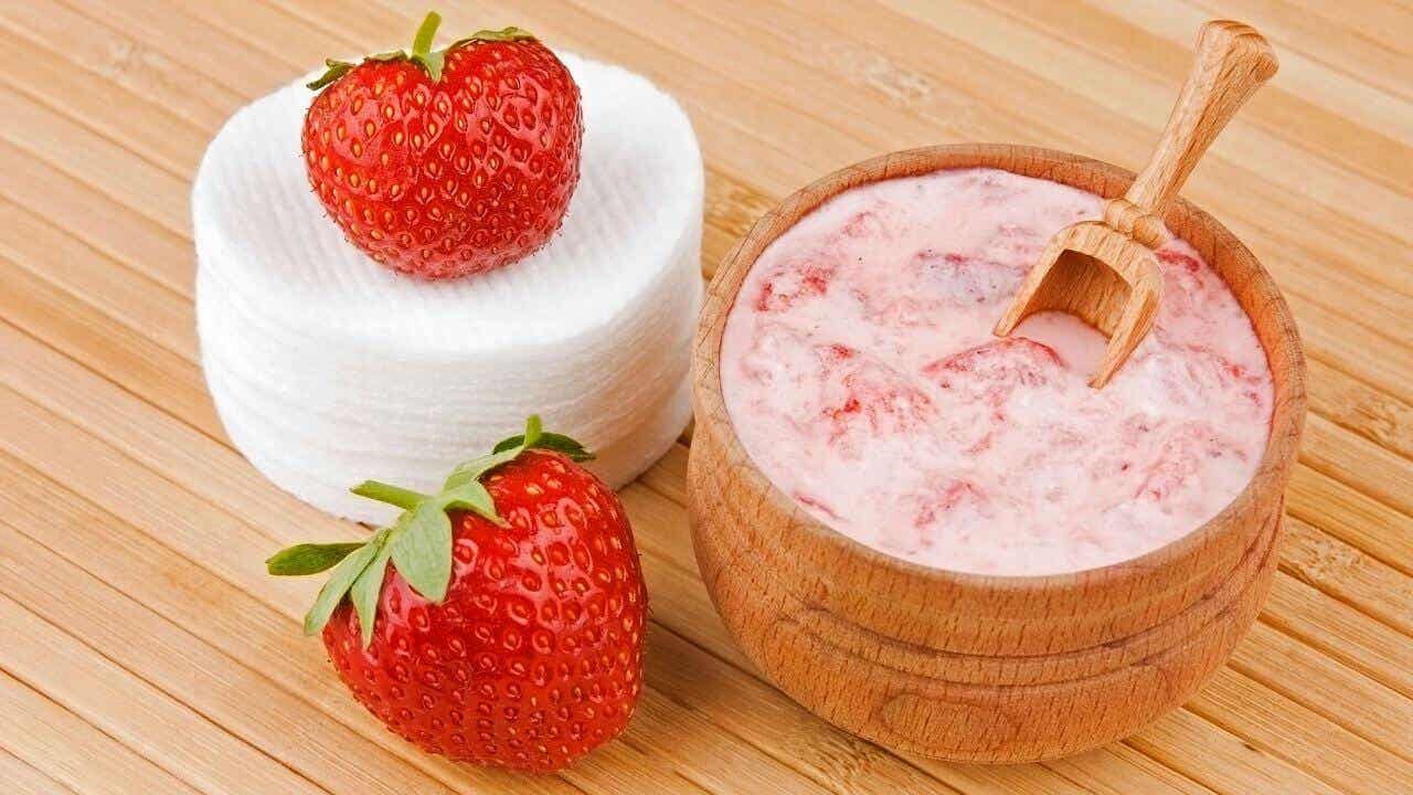 Crema casera a base de fresa para la piel seca