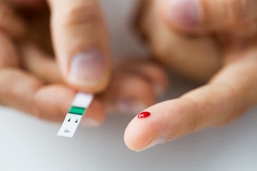 Sangre capilar y tira reactiva para glucómetro