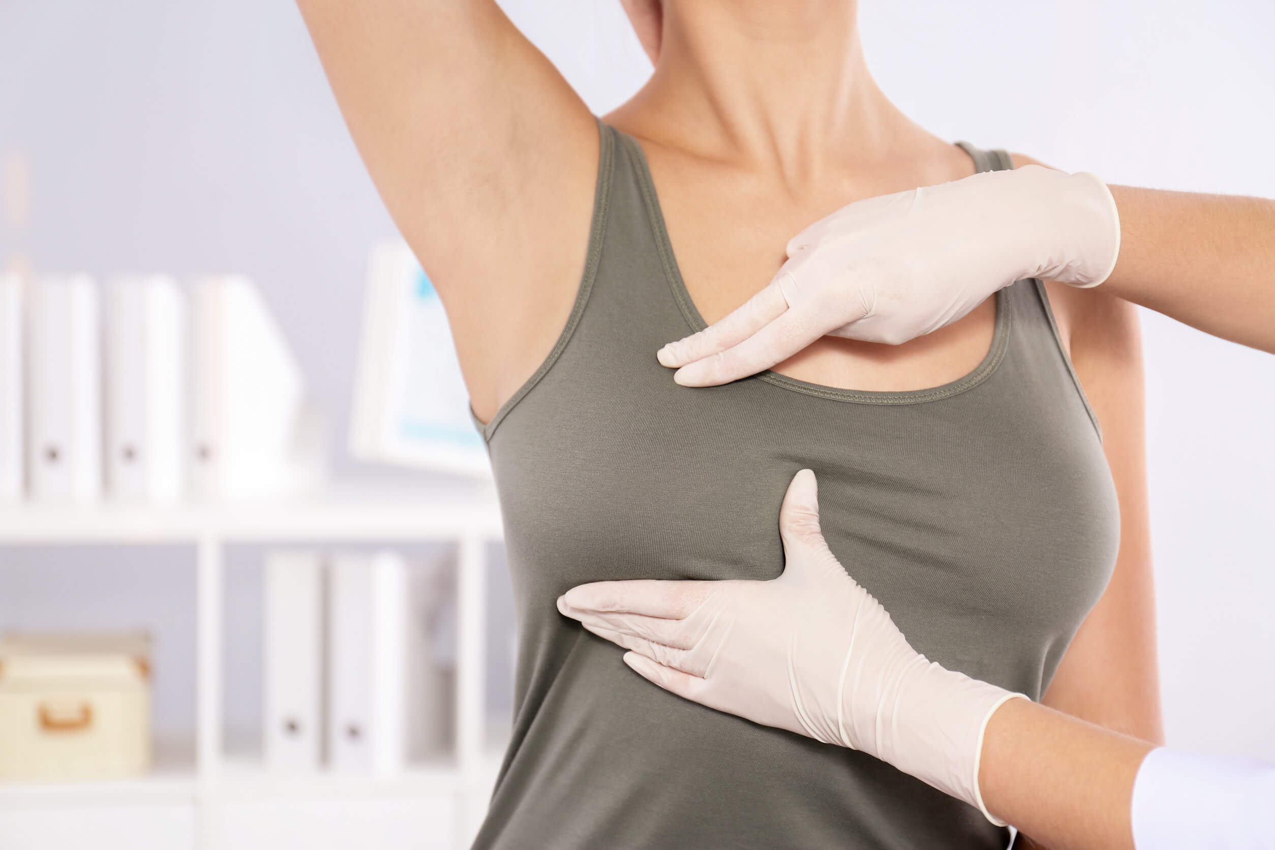Mastopexie - Untersuchung einer weiblichen Brust