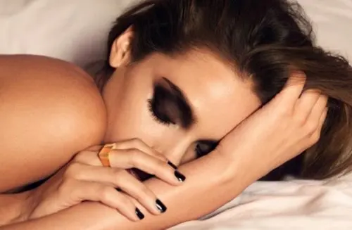 Chica durmiendo maquillada