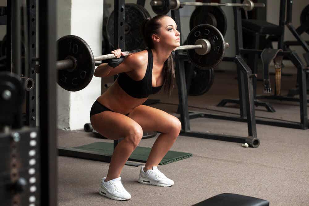 Mujer levantando pesas para aumentar la masa muscular
