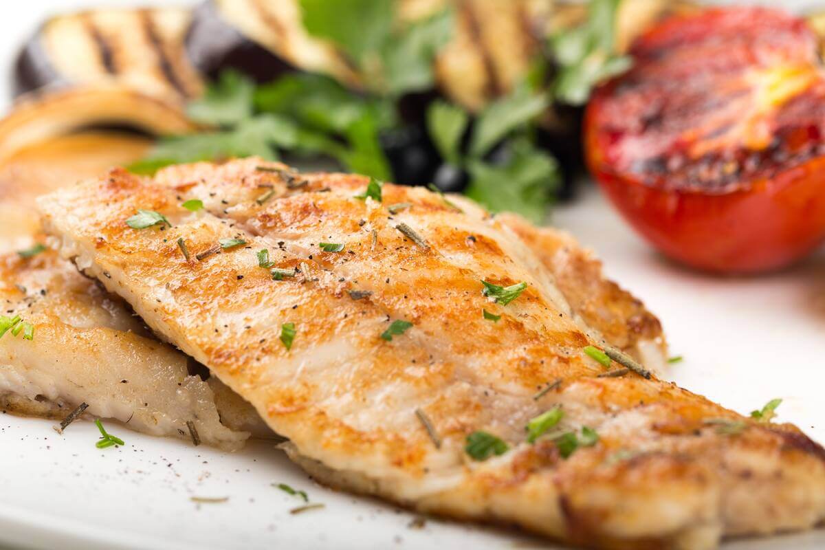 Tilapia a la parrilla con ensalada y tomate
