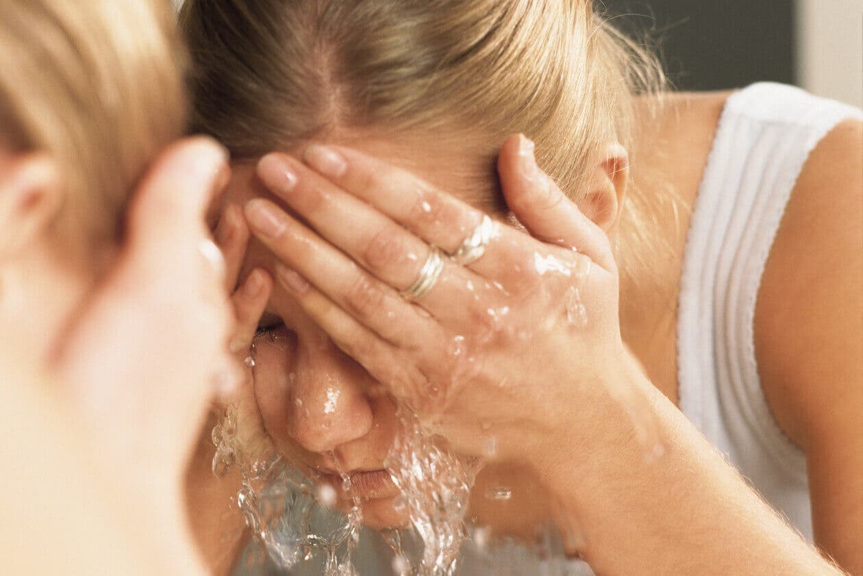 Hidroterapia para el rostro con un poco de agua fresca.