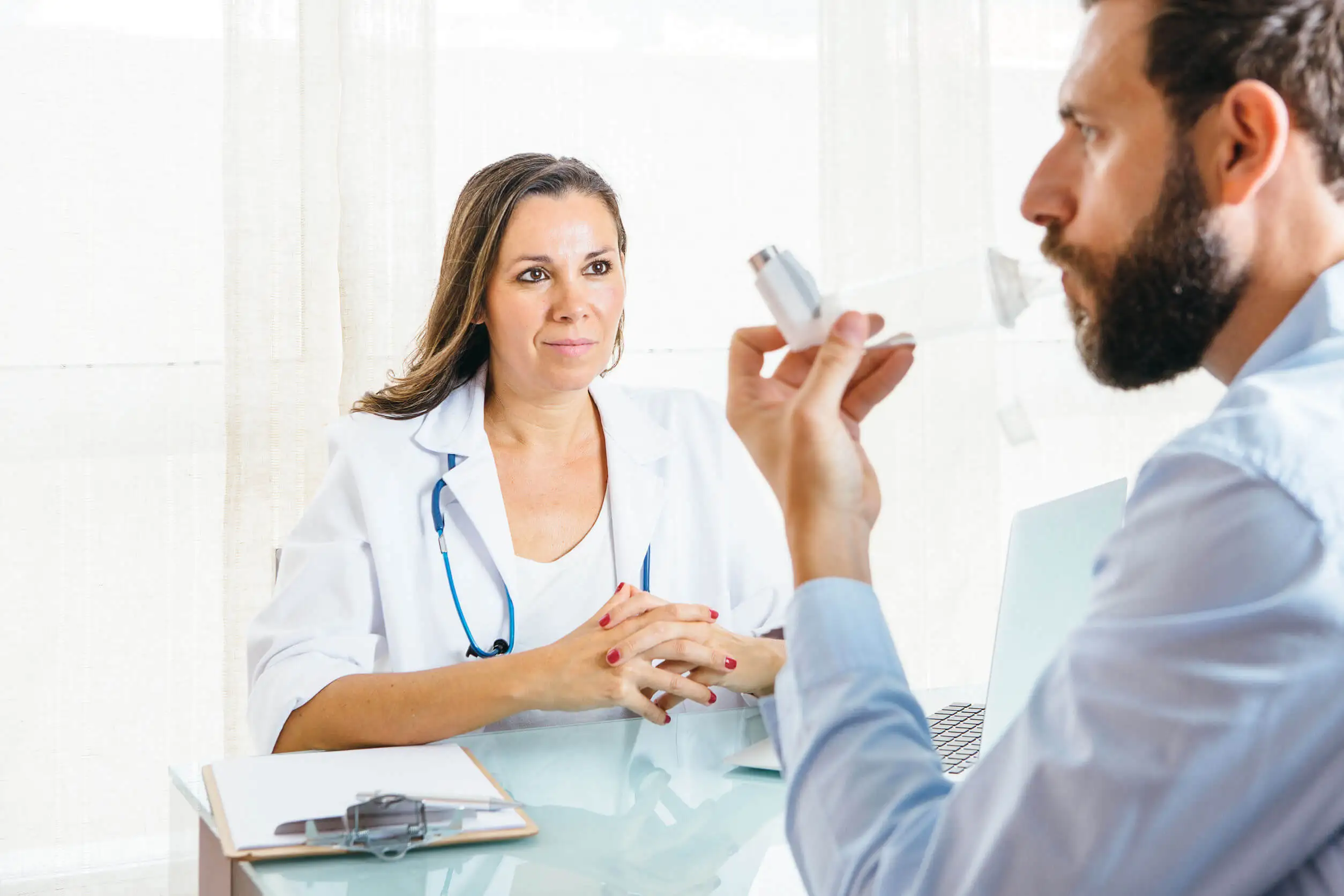 Médica receta ejercicio físico a paciente con EPOC.