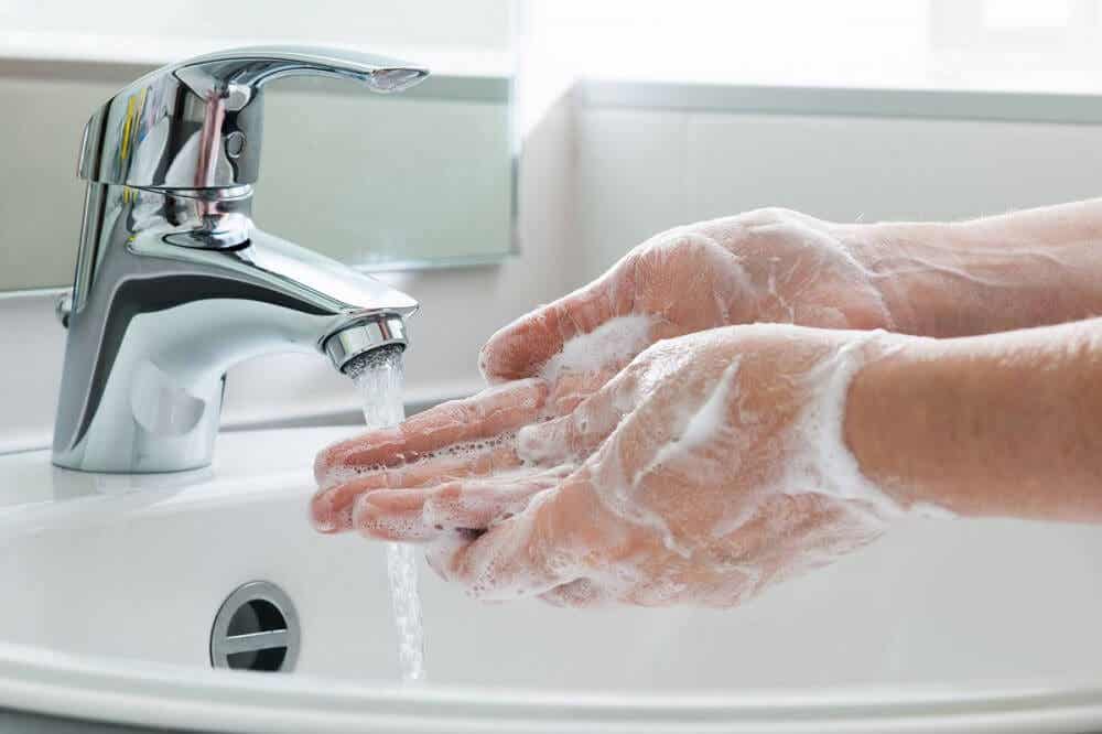 lavar manos para dishidrosis palmar y plantar