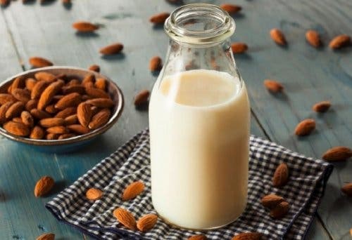 leche-de-almendras-preparada-en-el-exprimidor-de-jugos