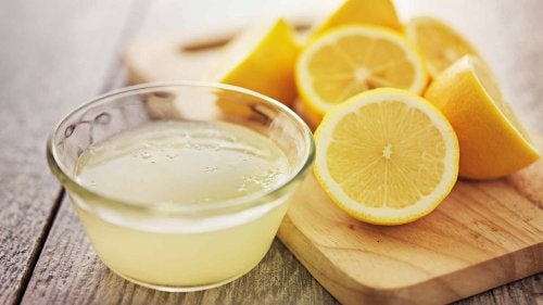 Zumo de limón y limones cortados