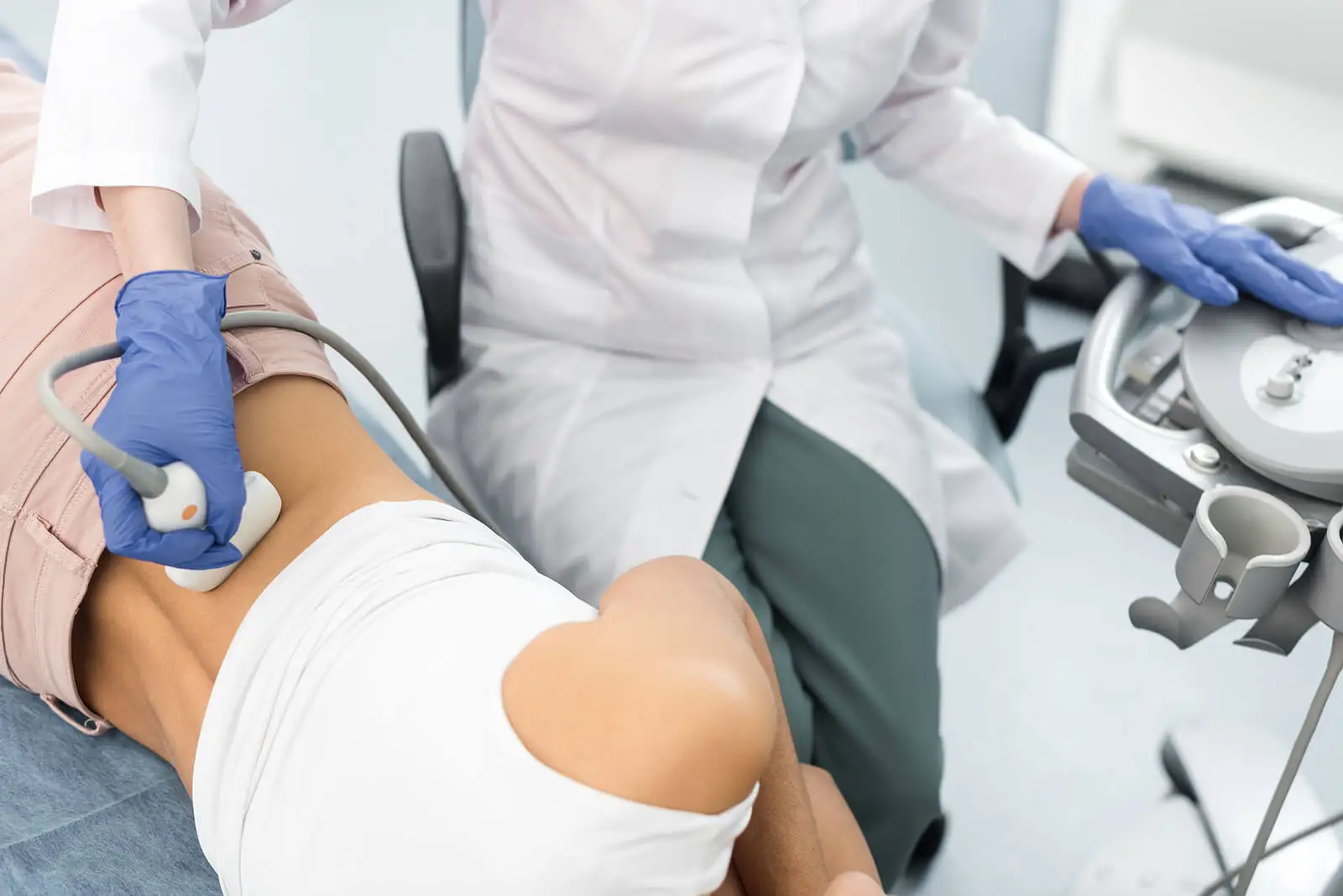 Médecin effectuant un examen des reins.
