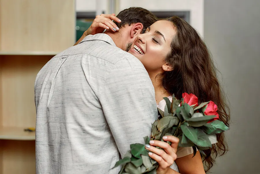 Partner verführen - Mann schenkt Frau rote Rosen