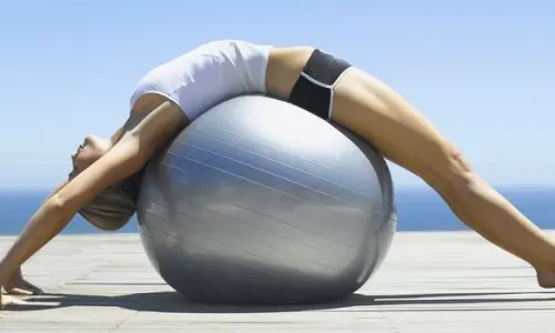 Mujer practicando pilates
