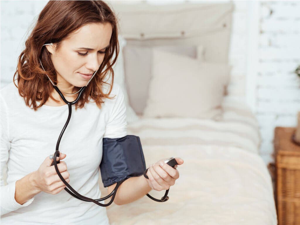 Mujer tomándose presión arterial