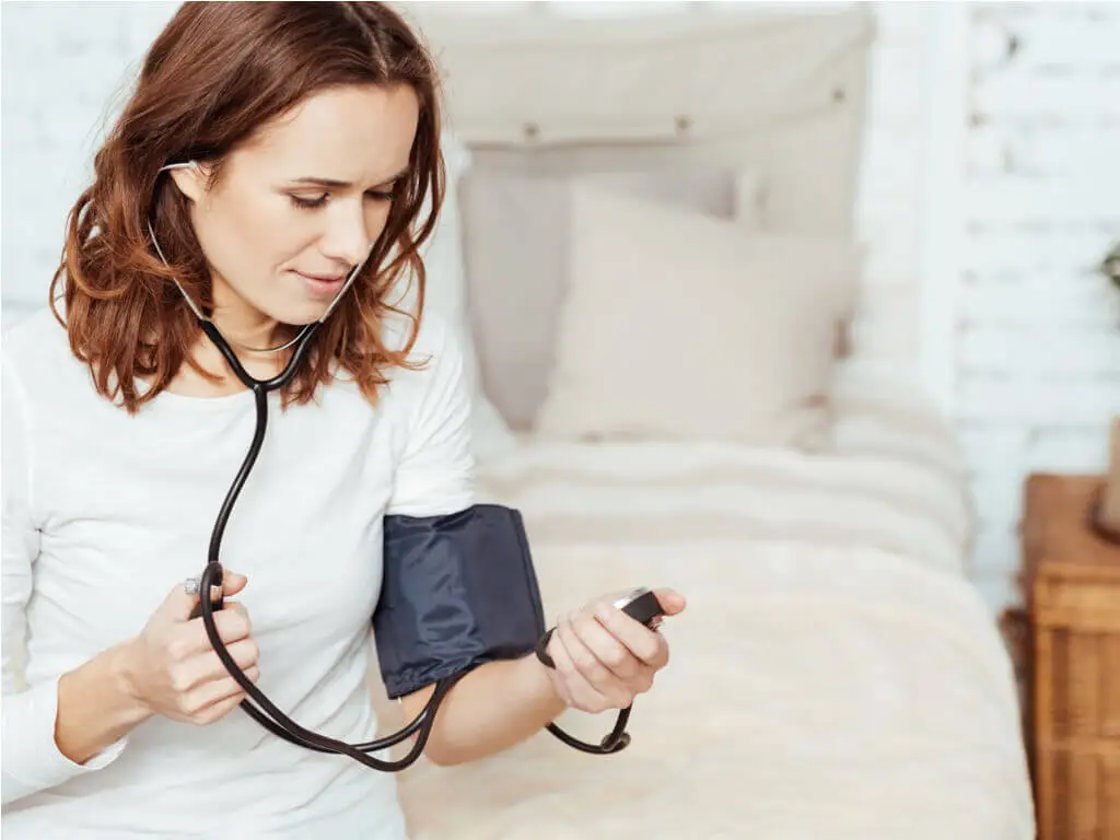 Mujer tomándose presión arterial