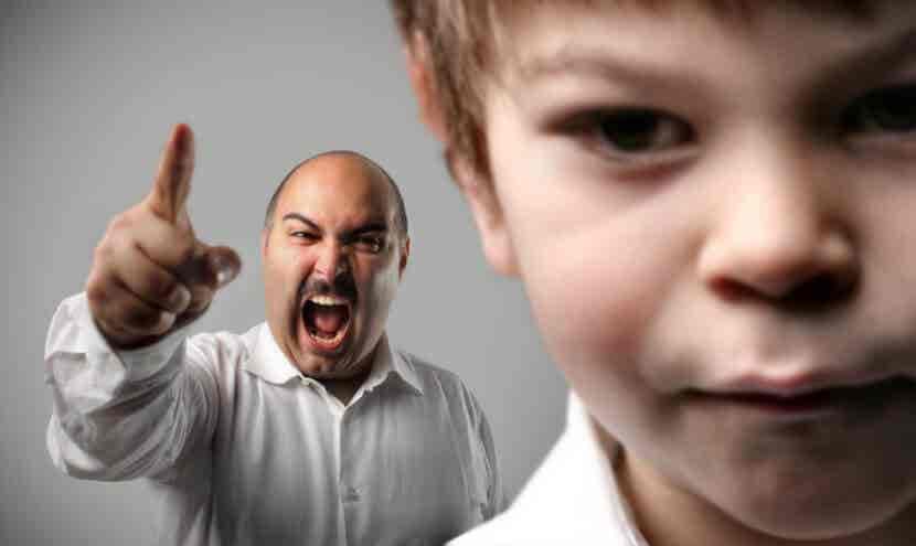 Padre gritándole a su hijo
