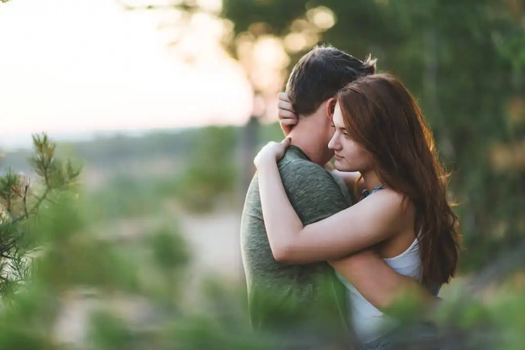Pareja luchando por su relación
