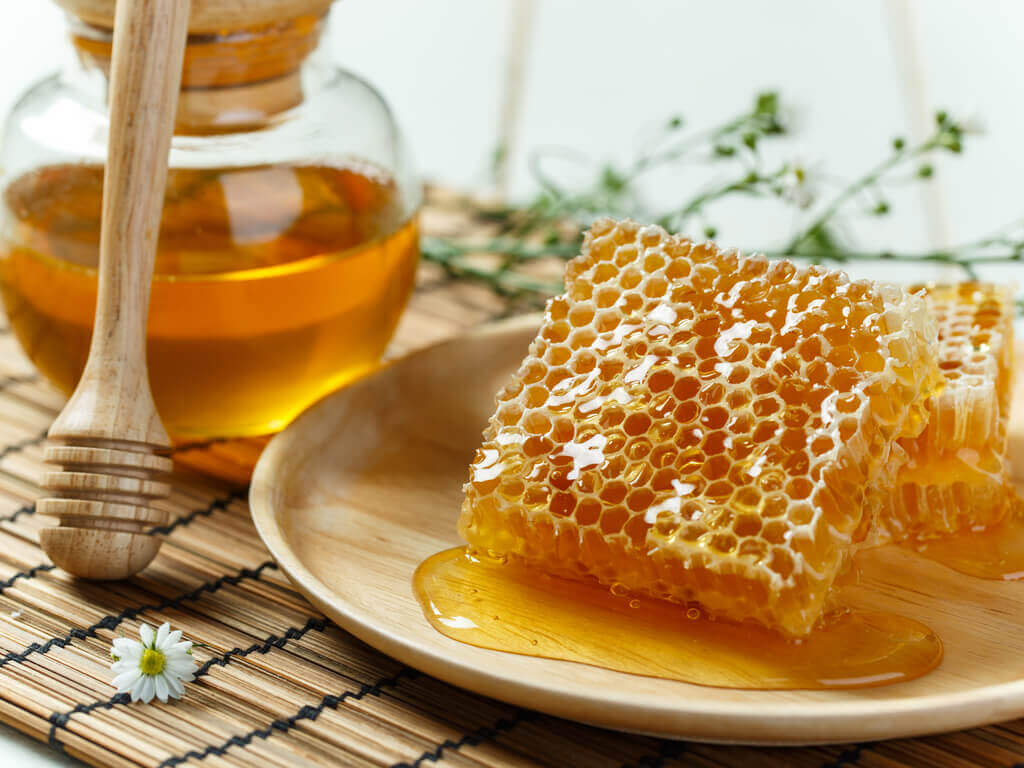 Propóleo, un alimento derivado de las abejas.