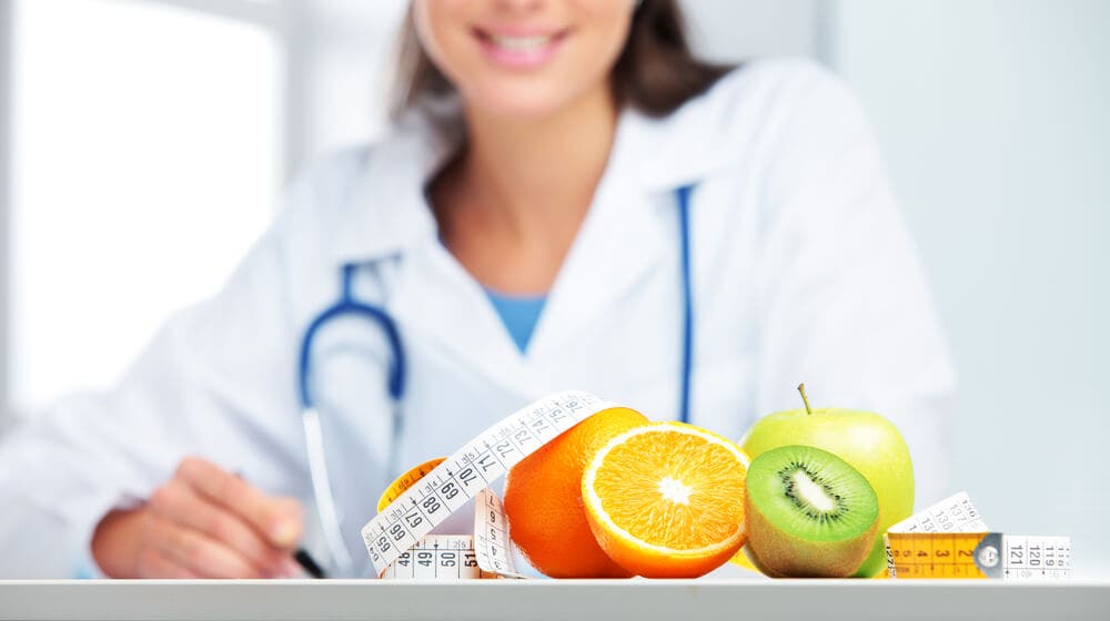 Doctora recomendando alimentos que combaten la fatiga crónica