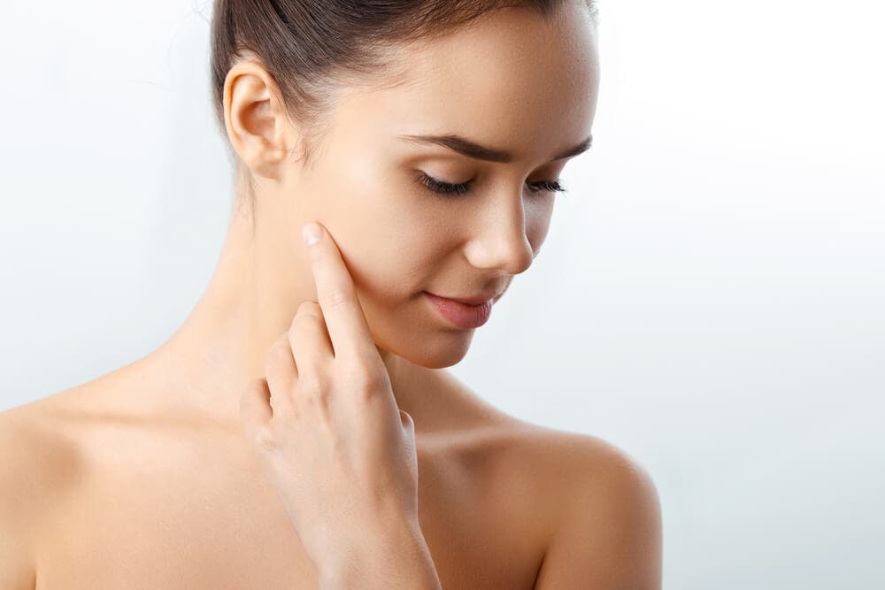 Mujer con el rostro limpio