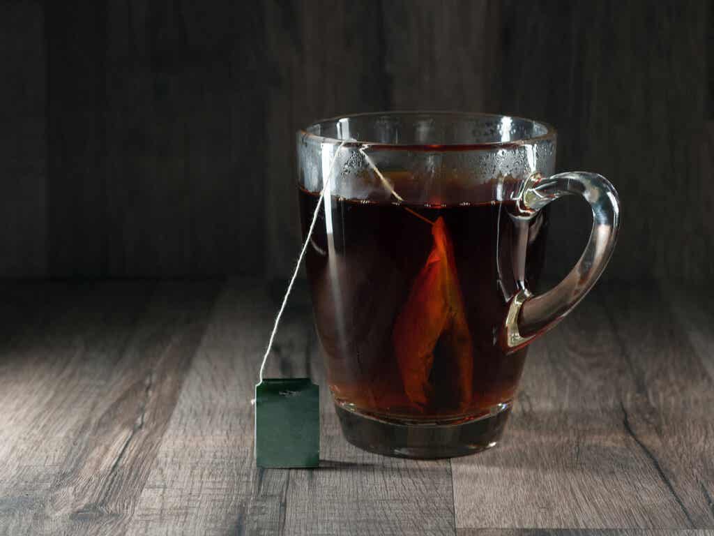 Taza de té negro para usar como antihipertensivo.