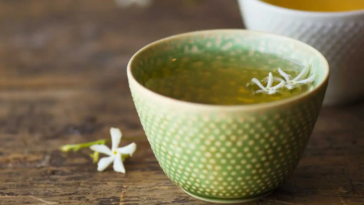 Taza de té verde de jazmín.