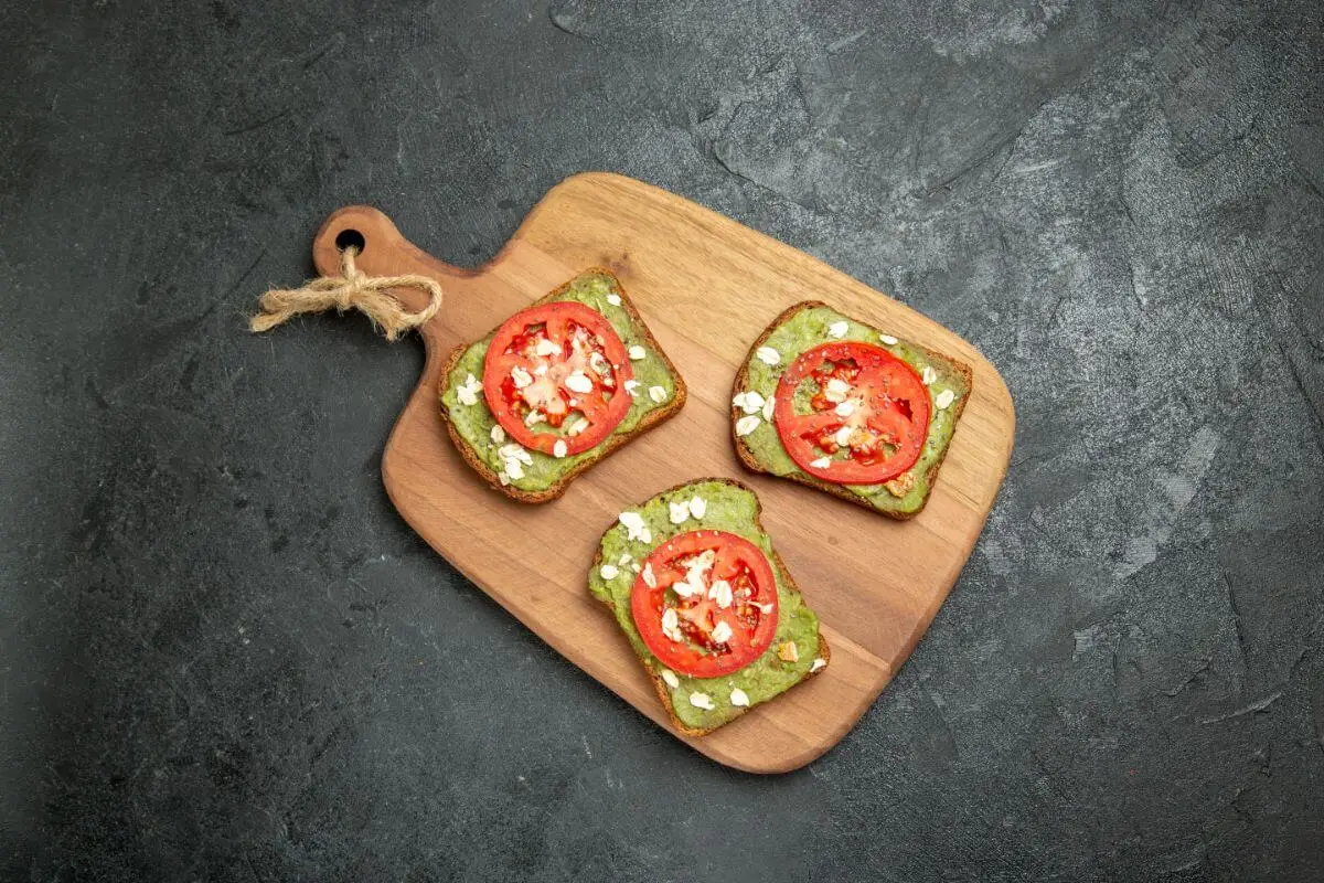 Tostada con queso y tomate