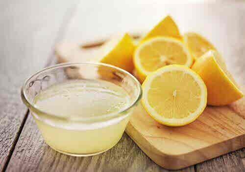 Zumo de limón para deshacerse de las manchas de tinte