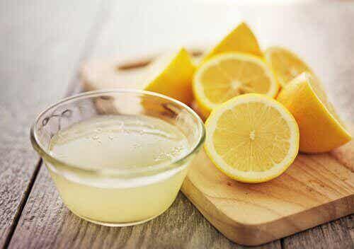 Citronsaft til behandling af svamp