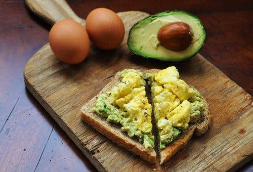 Sandwich-de-aguacate-con-huevo