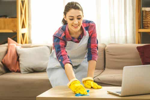 Mujer limpiando la casa: el exceso de higiene y la resistencia a antibióticos