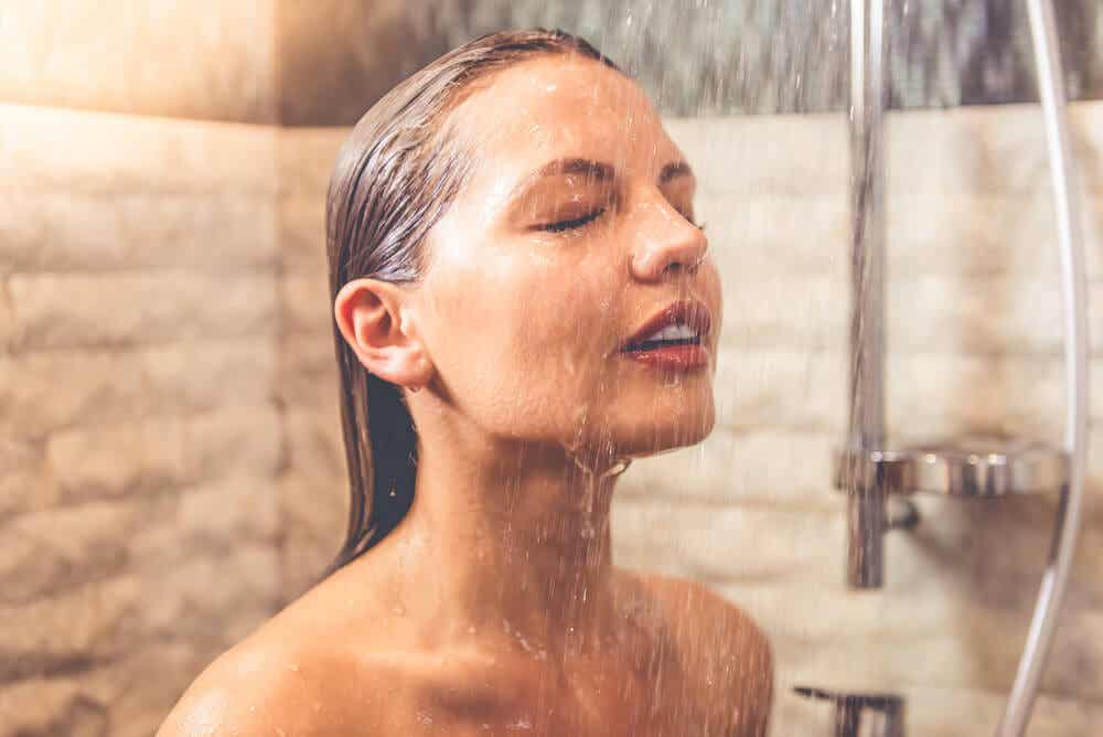 7 sorprendentes beneficios de ducharnos con agua fría cada mañana