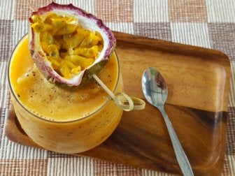 Batido nutritivo y saludable de plátano, almendra y maracuyá