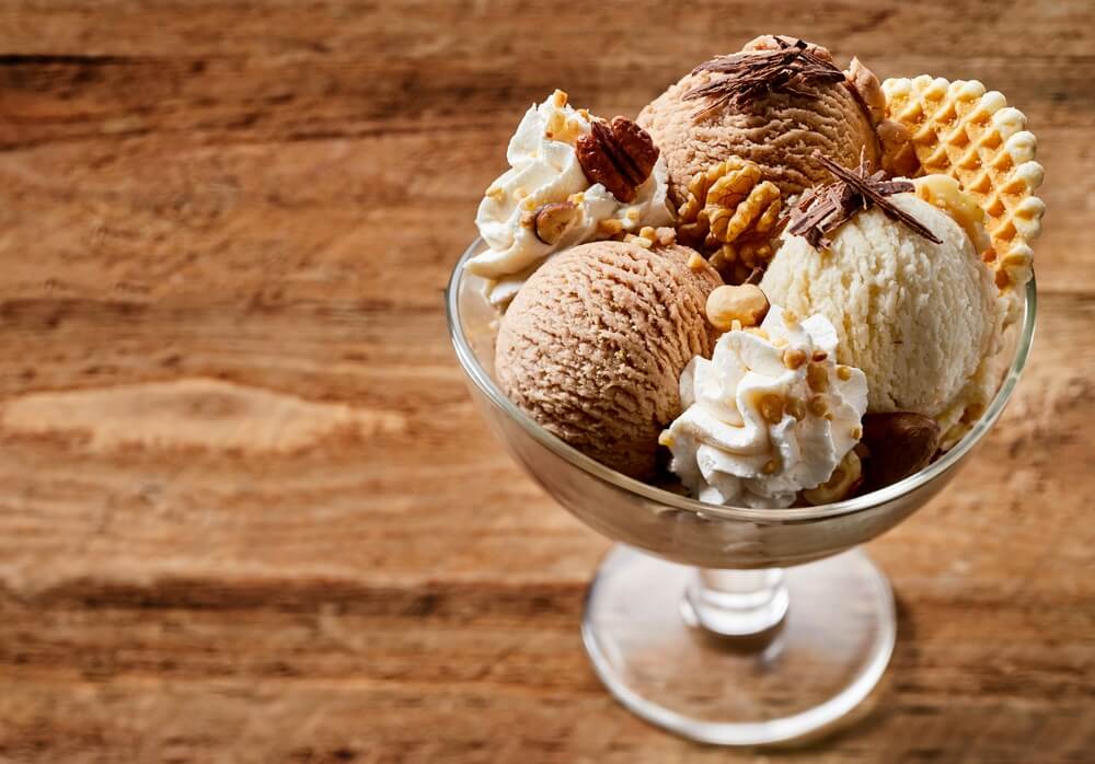 Copa helada de chocolate, canela y nueces