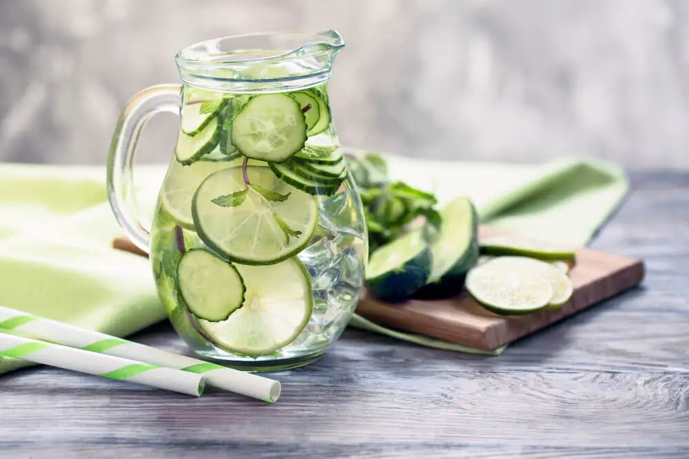 Cura para la resaca, uno de los beneficios del jugo de pepino