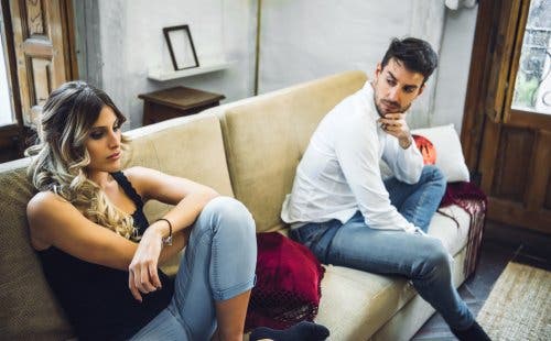 Hablar de más sobre tu relación de pareja genera desconfianza.