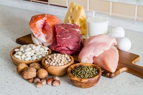 La dieta en pacientes con síndrome nefrótico debe proporcionar una ingesta calórica y de proteína adecuadas