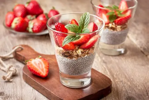 Postres light: pudín de chía y frutas.